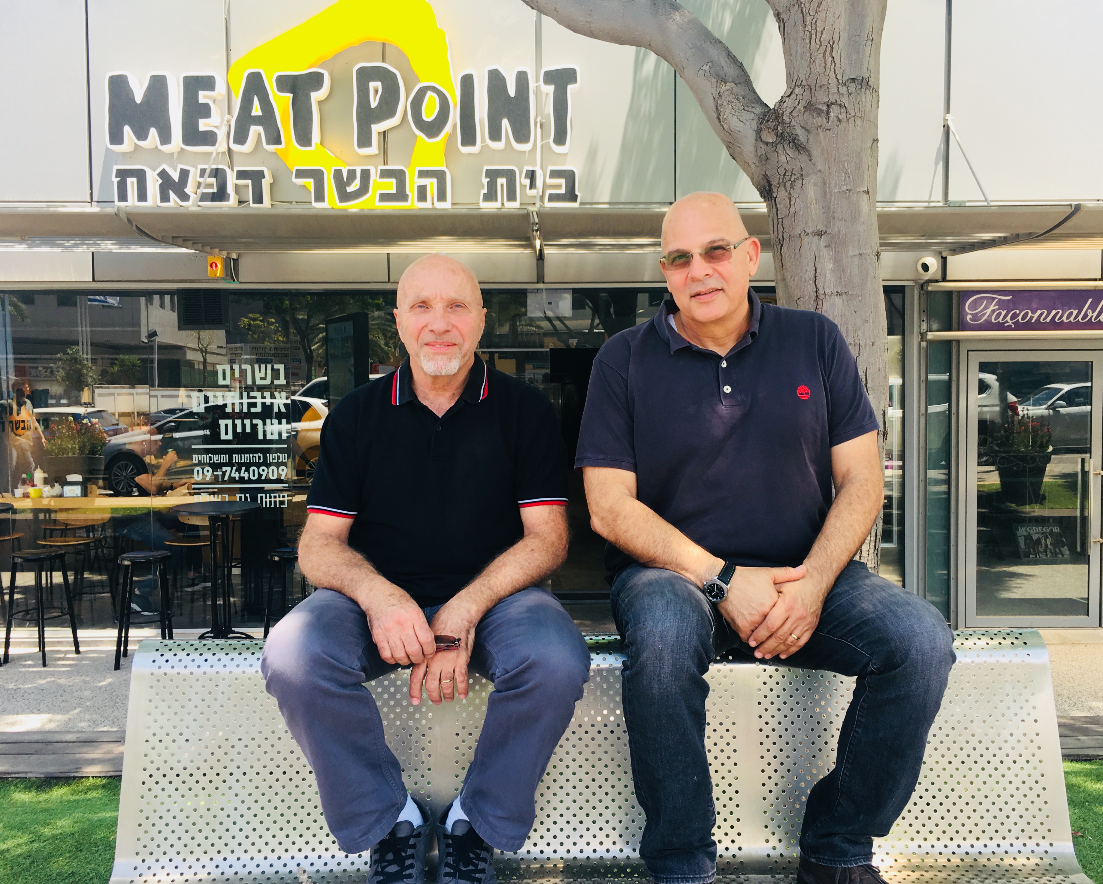 ראובן בר ותמיר אניב. "עבודה בגיל 60 היא בחירה", צילום: לין לוי
